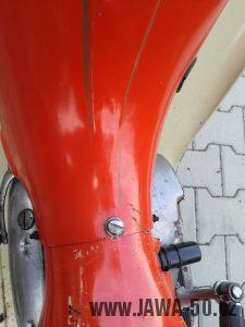 Motocykl Jawa 50 typ 20 Pionýr z roku 1969 v původním stavu - kryt nad motorem a originální excentrický šroubek uzavírání