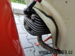 Motocykl Jawa 50 typ 20 Pionýr z roku 1969 v původním stavu - límec (plech) kolem válce motoru