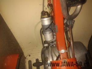 Motocykl Jawa 50 typ 20 Pionýr z roku 1969 v původním stavu - prostor nad motorem, indukční cívka