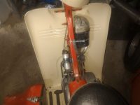 Motocykl Jawa 50 typ 20 Pionýr z roku 1969 v původním stavu - prostor nad motorem