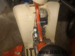 Motocykl Jawa 50 typ 20 Pionýr z roku 1969 v původním stavu - prostor nad motorem