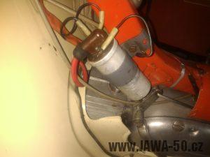 Motocykl Jawa 50 typ 20 Pionýr z roku 1969 v původním stavu - prostor nad motorem, indukční cívka