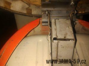 Motocykl Jawa 50 typ 20 Pionýr z roku 1969 v původním stavu - pant odklápění sedadla