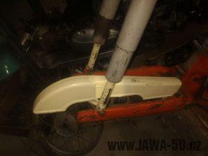 Motocykl Jawa 50 typ 20 Pionýr z roku 1969 v původním stavu - zadní tlumiče a kryt řetězu