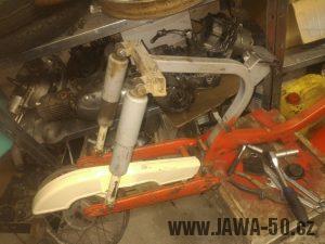 Motocykl Jawa 50 typ 20 Pionýr z roku 1969 v původním stavu - zadní tlumiče a kryt řetězu