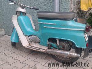 Motocykl Jawa 50 typ 20 Pionýr z roku 1971 v původním stavu, odstín modř tyrkysová