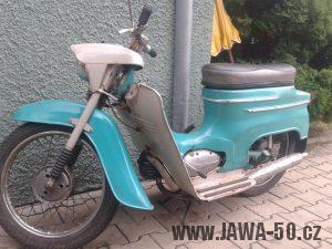 Motocykl Jawa 50 typ 20 Pionýr z roku 1971 v původním stavu, odstín modř tyrkysová
