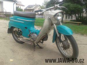Motocykl Jawa 50 typ 20 Pionýr z roku 1971 v původním stavu, odstín modř tyrkysová