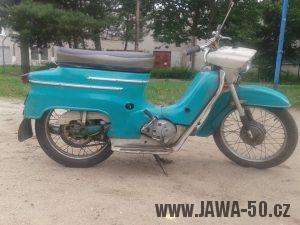 Motocykl Jawa 50 typ 20 Pionýr z roku 1971 v původním stavu, odstín modř tyrkysová