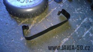 Karburátor Jikov 2912 - novější verze - spona čističe vzcuchu