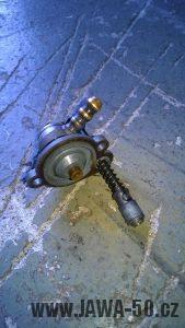 Karburátor Jikov 2912 - novější verze - víčko plovákové komory s obohacovačem