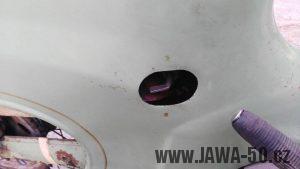 Vývozní (exportní) motocykl Jawa 50 typ Super M20 Pionýr pro Maďarsko z roku 1968 - piktogramy na zadním blatníku kolem palivového kohoutku