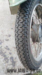 Vývozní (exportní) motocykl Jawa 50 typ Super M20 Pionýr pro Maďarsko z roku 1968 - přední pneumatika