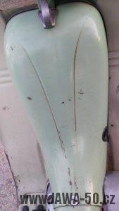 Vývozní (exportní) motocykl Jawa 50 typ Super M20 Pionýr pro Maďarsko z roku 1968 - kryt nad motorem s linkováním