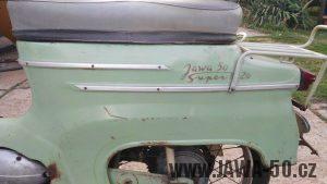 Vývozní (exportní) motocykl Jawa 50 typ Super M20 Pionýr pro Maďarsko z roku 1968 - zadní blatník s nápisem
