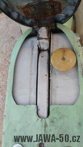 Vývozní (exportní) motocykl Jawa 50 typ Super M20 Pionýr pro Maďarsko z roku 1968 - prostor pod sedadlem, nádrž a víčko nádrže