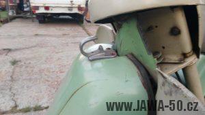 Vývozní (exportní) motocykl Jawa 50 typ Super M20 Pionýr pro Maďarsko z roku 1968 - háček pro zavazadlo na krytu nad motorem