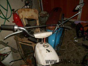 Pátá varianta řídítek (s hrazdou) používaná na motocyklech Jawa 50 (typ 05 Sport, 21 Sport, 23 Mustang)