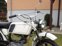 Pátá varianta řídítek používaná na motocyklech Jawa 50 (typ 05 Sport, 21 Sport, 23 Mustang)