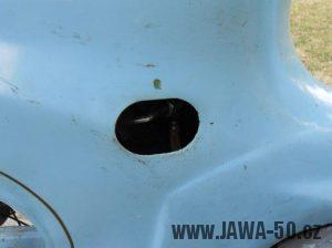 Jawa 21 Sport z roku 1967 v původním stavu - palivový kohoutek a piktogramy kolem něj