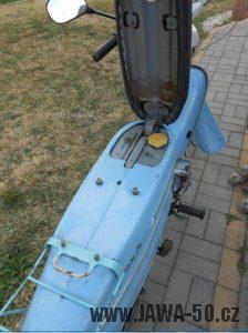 Jawa 21 Sport z roku 1967 v původním stavu - odklopené sedadlo