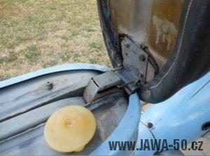 Jawa 21 Sport z roku 1967 v původním stavu - pant sedadla a zarážka