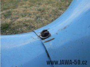 Jawa 21 Sport z roku 1967 v původním stavu - šroub s excentrickou hlavou krytu nad motorem (prsíček)