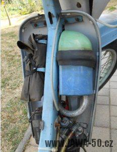 Jawa 21 Sport z roku 1967 v původním stavu - čistič vzduchu a povinná výbava