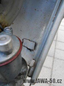 Jawa 21 Sport z roku 1967 v původním stavu - háček pro bowden spojky na bříšku