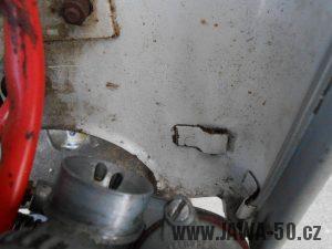Jawa 21 Sport z roku 1967 v původním stavu - háček pro bowden spojky na bříšku