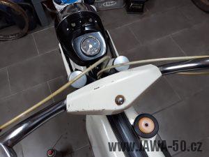 Vývozní motocykl Jawa 23A Mustang z roku 1973 v originálním stavu - řídítka