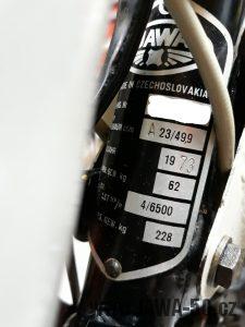 Vývozní motocykl Jawa 23A Mustang z roku 1973 v originálním stavu - výrobní štítek