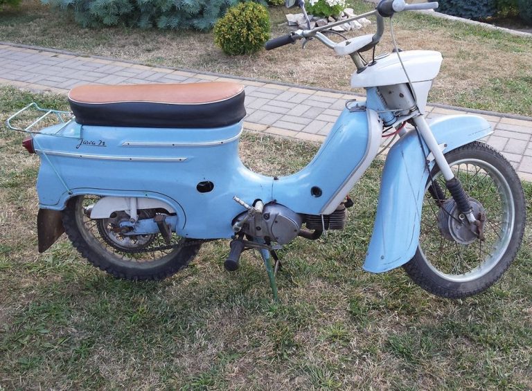 První provedení motocyklu Jawa 21 Sport z roku 1967