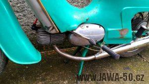 Motocykl Jawa 21 Sport (Pionýr) z roku 1976 (čtvrtá etapa) - motor, řazení, uchycení pružiny stojanu