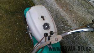 Motocykl Jawa 21 Sport (Pionýr) z roku 1976 (čtvrtá etapa) - maska světlometu s tachometrem