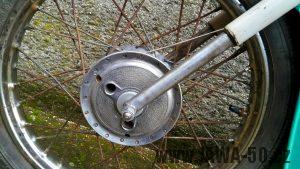 Motocykl Jawa 21 Sport (Pionýr) z roku 1976 (čtvrtá etapa) - přední vidlice s tvrdochromem a okroužky bez manžet