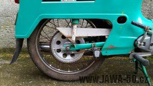 Motocykl Jawa 21 Sport (Pionýr) z roku 1976 (čtvrtá etapa) - kyvná zadní vidlice s krytem řetězu