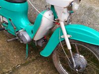 Motocykl Jawa 21 Sport (Pionýr) z roku 1976 (čtvrtá etapa) - přední vidlice a blatník