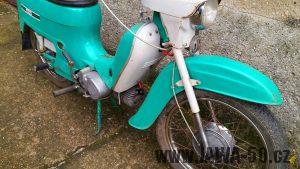 Motocykl Jawa 21 Sport (Pionýr) z roku 1976 (čtvrtá etapa) - přední vidlice a blatník