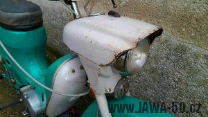 Motocykl Jawa 21 Sport (Pionýr) z roku 1976 (čtvrtá etapa) - maska předního světlometu