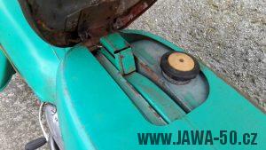 Motocykl Jawa 21 Sport (Pionýr) z roku 1976 (čtvrtá etapa) - palivová nádrž