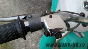Motocykl Jawa 21 Sport (Pionýr) z roku 1976 (čtvrtá etapa) - přepínač světel na řídítkách