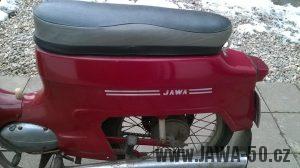 Motocykl Jawa 221 Pionýr z roku 1977, poslední vyráběné provedení - zadní blatník s lakovaným nápisem