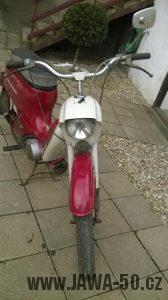 Motocykl Jawa 221 Pionýr z roku 1977, poslední vyráběné provedení - předek motocyklu a řídítka