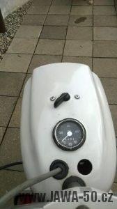 Motocykl Jawa 221 Pionýr z roku 1977, poslední vyráběné provedení - maska předního světlometu s tachometrem