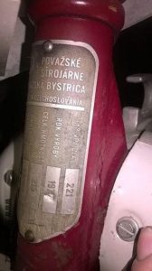 Motocykl Jawa 221 Pionýr z roku 1977, poslední vyráběné provedení - výrobní štítek