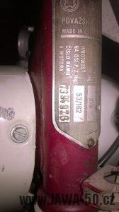 Motocykl Jawa 221 Pionýr z roku 1977, poslední vyráběné provedení - výrobní štítek