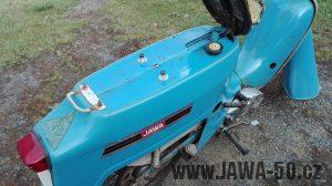 Jawa 50 typ 21 Sport (Pionýr) - čtvrtá etapa z roku 1975 - odklopené sedadlo s pupičkou