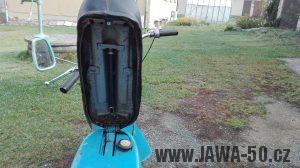 Jawa 50 typ 21 Sport (Pionýr) - čtvrtá etapa z roku 1975 - odklopené sedadlo s pupičkou