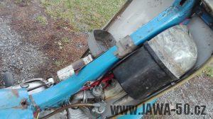 Jawa 50 typ 21 Sport (Pionýr) - čtvrtá etapa z roku 1975 - prostor nad motorem se vzduchovým filtrem a schránkou na povinnou výbavu